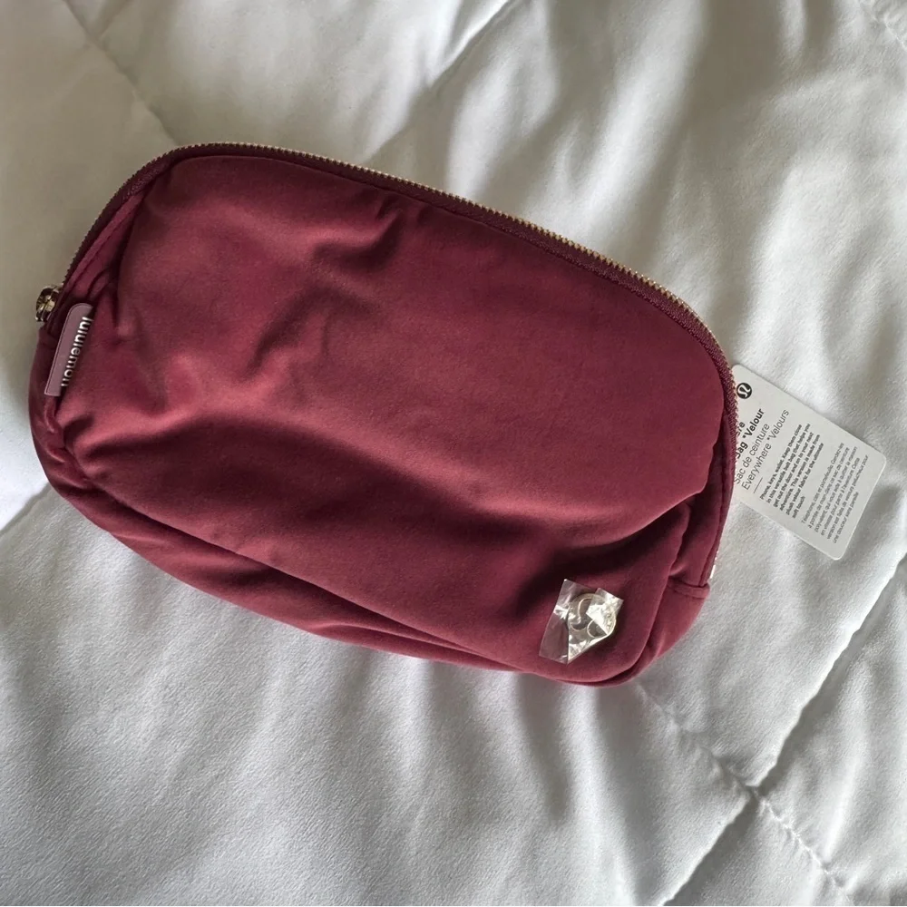 🆕💕 Lululemon Everywhere Belt Bag Velour - Wine Berry Gold